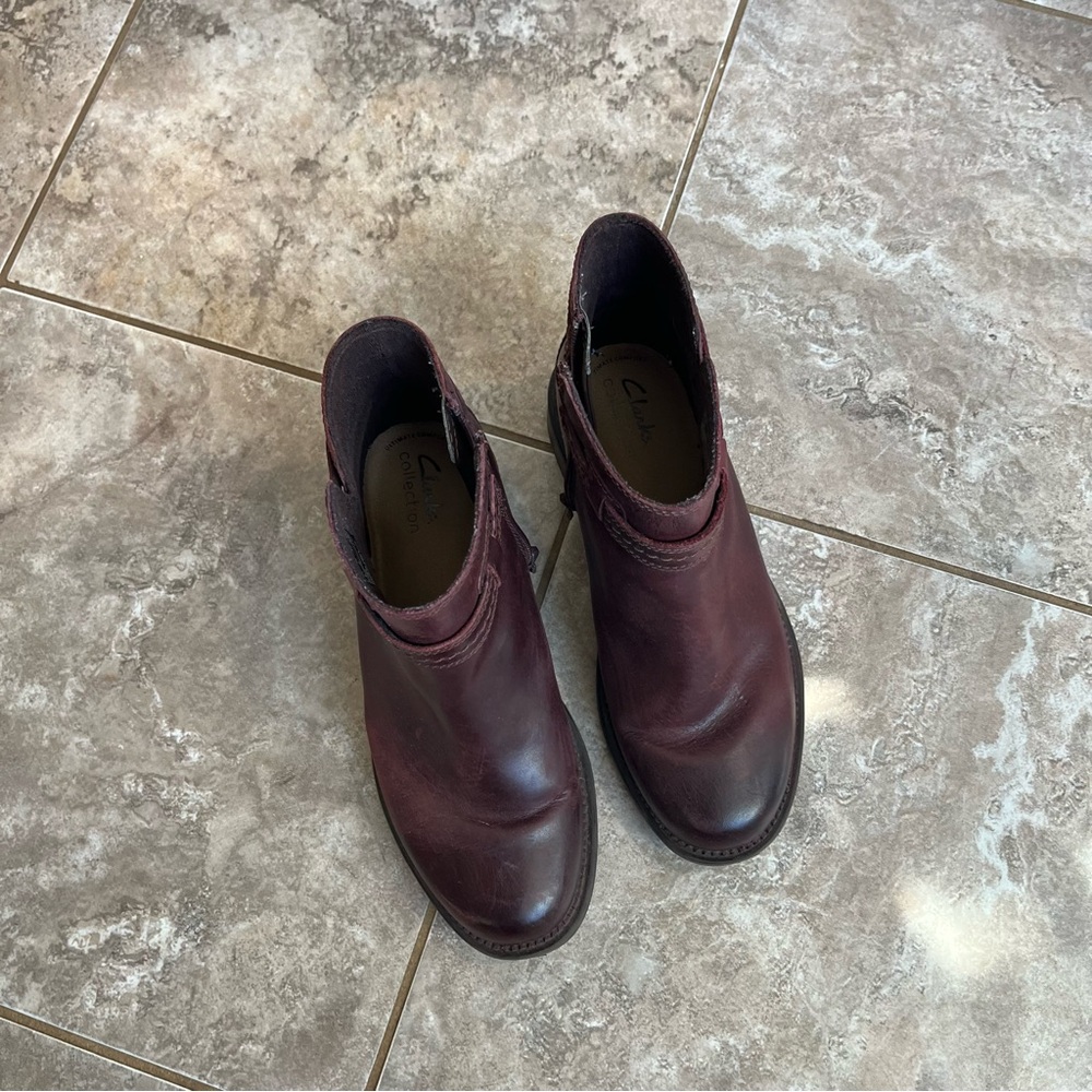 Clarks size 7 W. Rich brown leather, work only twice!